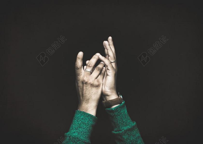 手指茧子戒子老人托起背景图片