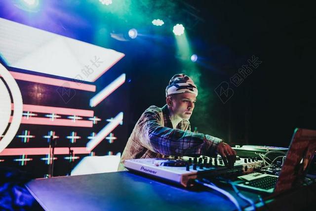 人 男子 DJ 庆典 EDM 音乐 声音 音乐会 黑暗 夜