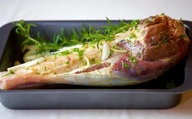 羊腿 小牛肉 牛肉 烤 圣诞节 TJENA 厨房 食谱