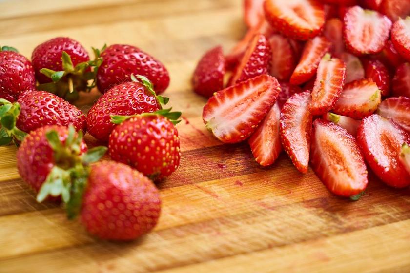 草莓 红色 水果 宏 性质 美丽 健康 新鲜 果园 背景