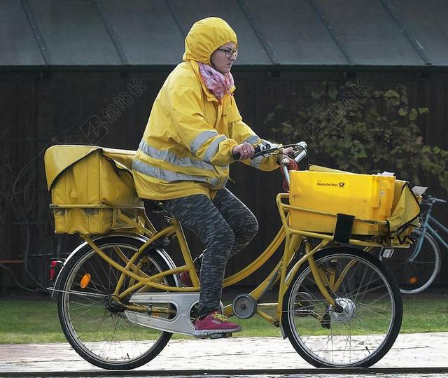 广告简约穿着雨衣骑车的邮政快递背景图片