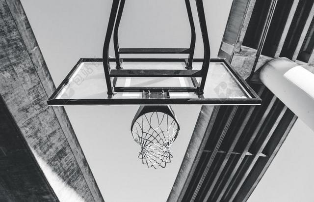天空蓝球运动户外操场背景图片