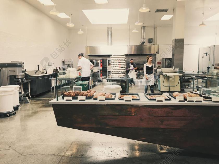 人 男子 女子 厨师 贝克 面包店 食品 糕点 厨房 面团