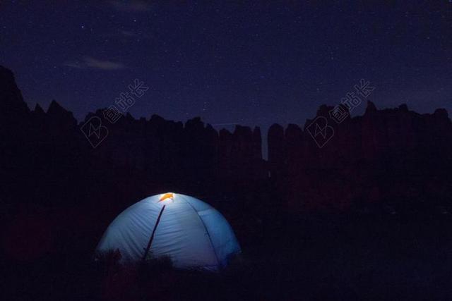 黑暗 夜 树 植物 森林 天空 星星 帐篷 灯 露营