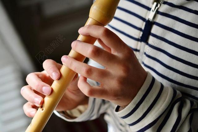 长笛吹笛子乐器木管乐器音乐背景图片