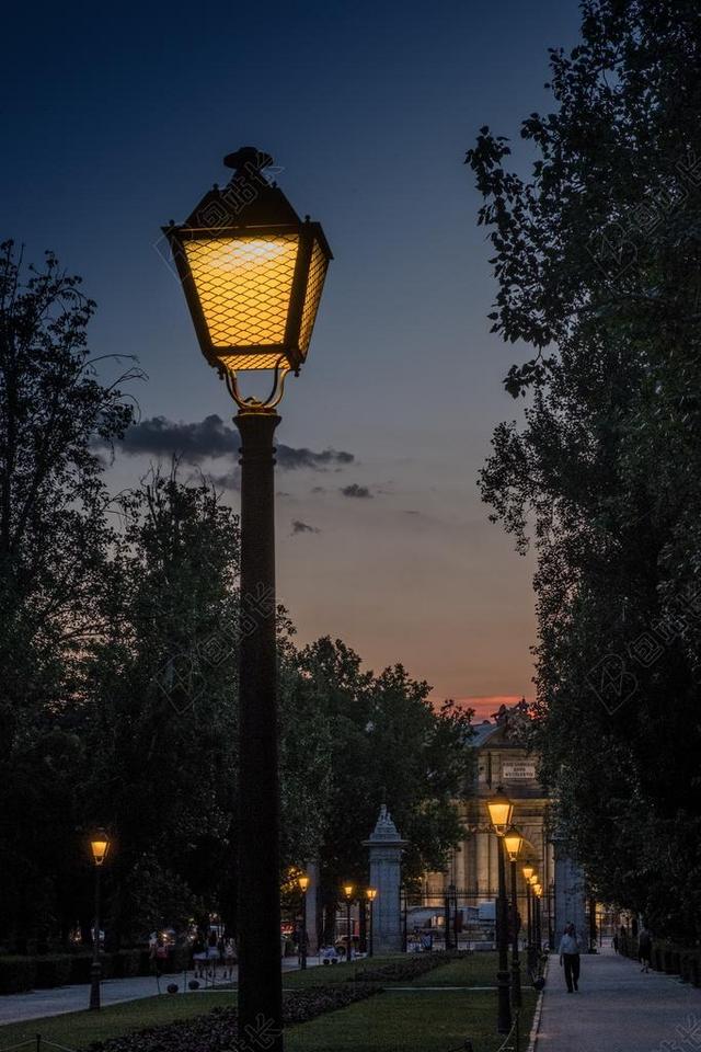日落 路灯 光 温暖 背光 天空 城市 照明 夜 路 灯