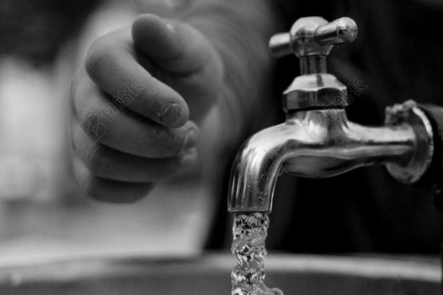 水 还 可以 水龙头 公园 口渴 饮用水