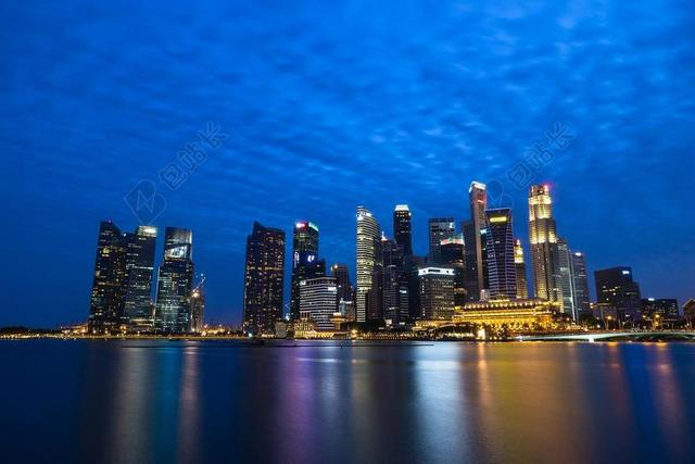 蓝色摩天大楼夜晚建筑物霓虹灯城市背景图片