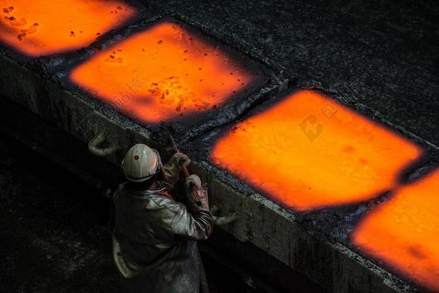 冶金 一个铁合金 电拱起炉 煤 火 光芒
