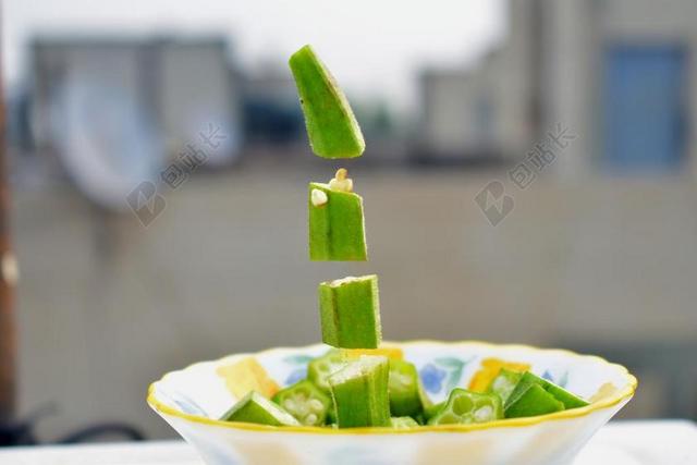 秋葵片 浮置 女人的手指 蔬菜