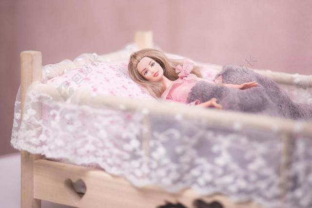 芭比娃娃 床 金发 金发女郎 儿童 娃娃 女性 乐趣 女孩