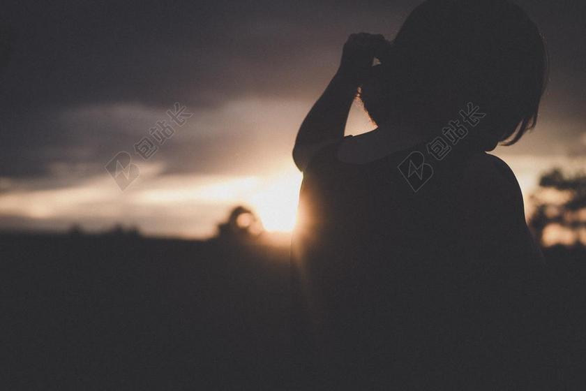 阳光 黑暗 日落 天空 云 模糊 人 单 伤心 女子