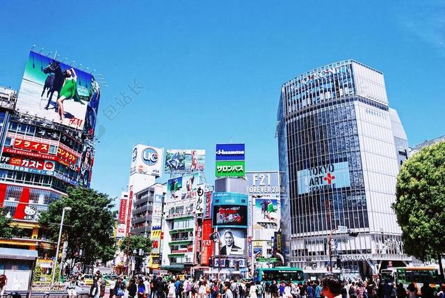 日本 东京 购物 商城 建设 基础设施 广告牌 树 人 走