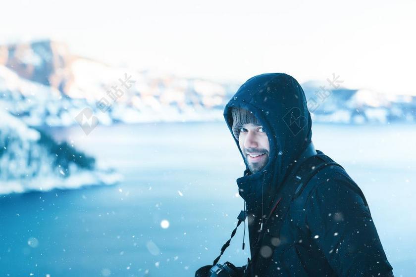 人 男子 微笑 快乐 相机 摄影师 摄影 雪 冬天 冷