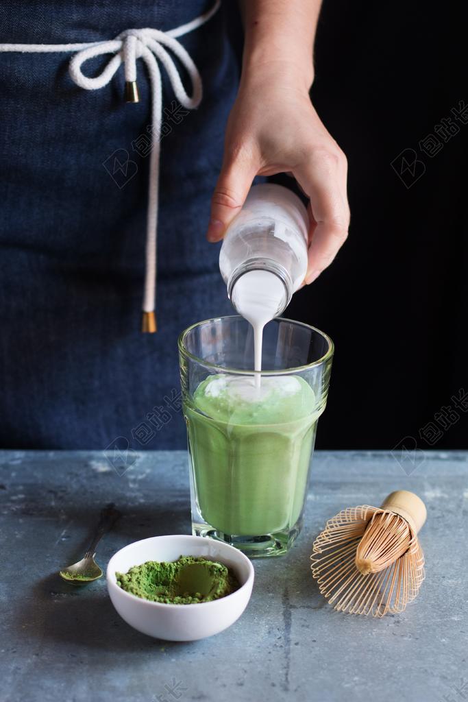 抹茶拿铁咖啡 拿铁咖啡 抹茶 喝 牛奶