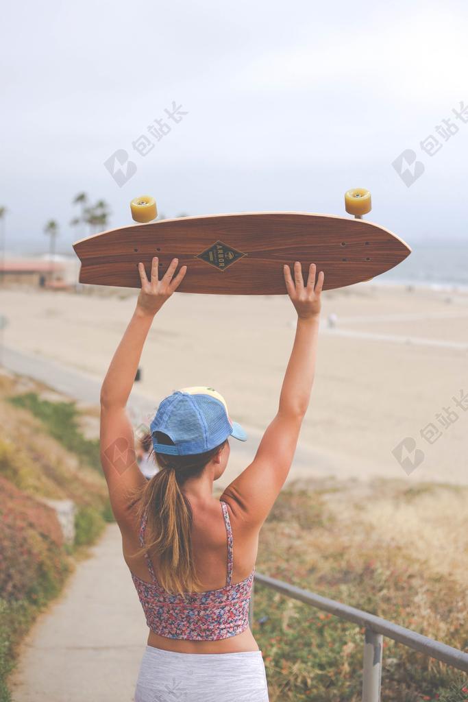 滑板 长板 人 女孩 冒险 户外 景观 旅行 海滩 沙