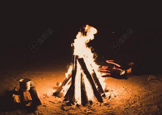 火 火焰 篝火 黑暗 夜 热 柴  沙 光 手