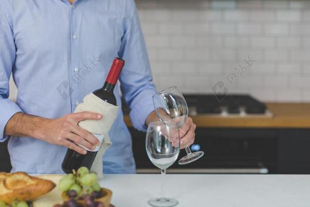 人 男子 葡萄酒 服务 玻璃 玻璃 表 喝