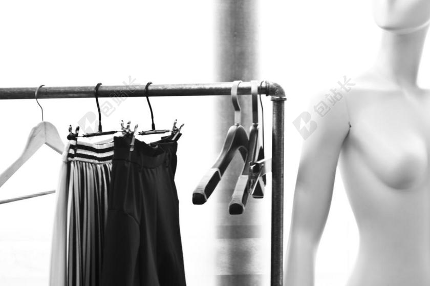 黑白 模特 衣架 裙子 杂乱 老镜头 工作室 压抑