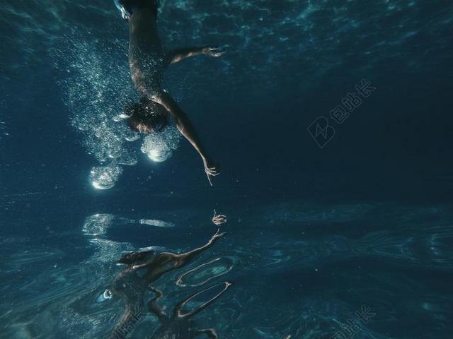 人 男子 游泳 跳水 水下 海