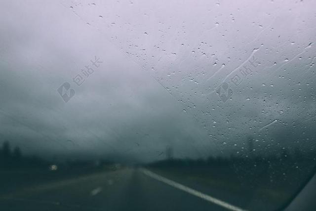 挡风玻璃 车 驾驶 公路 路 雨 雨滴 湿 天空 云