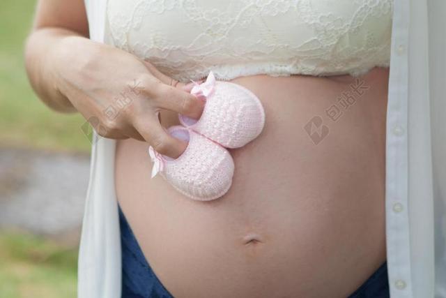怀孕的女人 怀孕 妈妈 大肚皮 产妇的测试 怀孕照片 怀孕测试