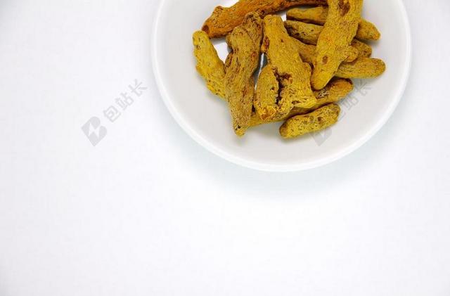 姜黄 干的根茎 保健食品 白盘子里 白色背景