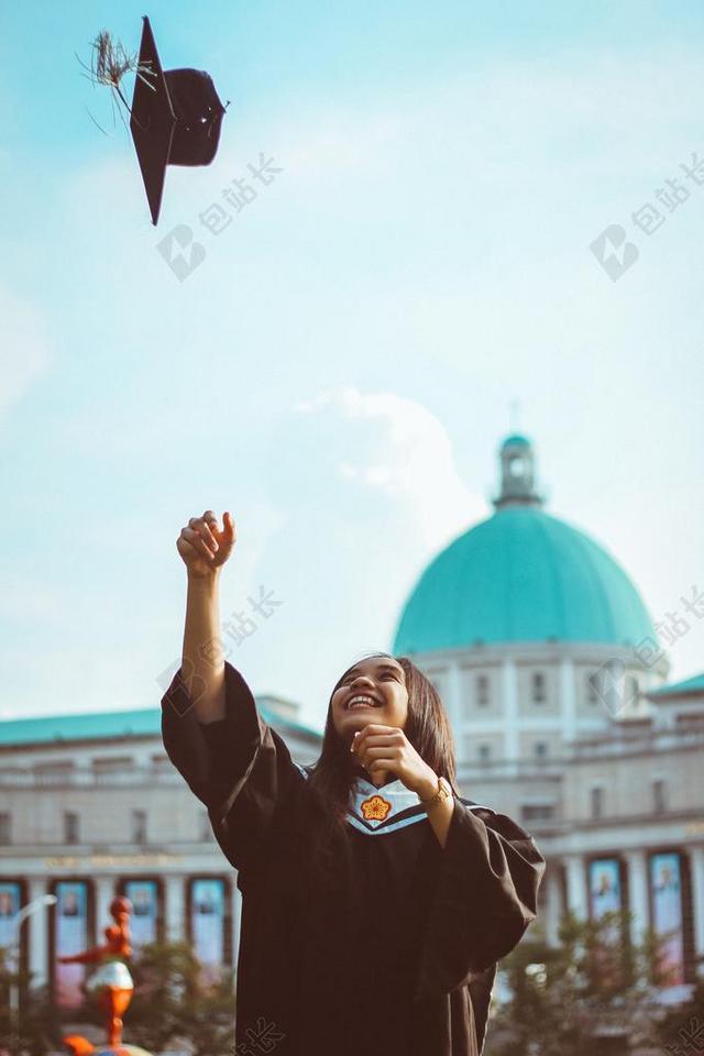 人 女孩 微笑 快乐 毕业 长袍 成功 学校