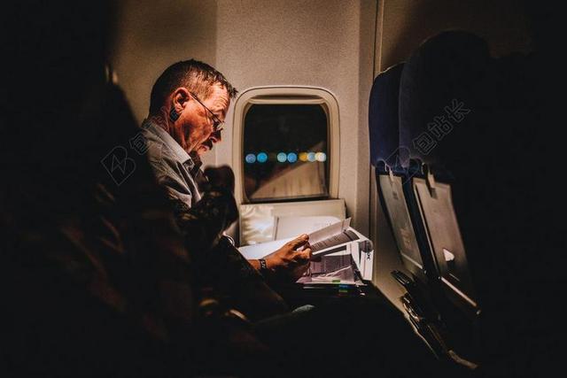 飞机 航空公司 旅行 飞行 人 男子 阅读 书