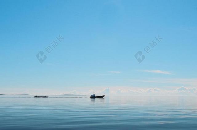 蓝天 船只 湖面