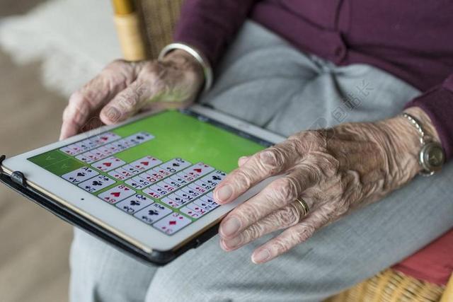 手 老 年老时 IPAD公司 老人 孤独 脆弱的 护理