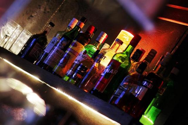 鸡尾酒 喝 瓶 酒精 庆典 酒吧 光明 颜色 夜 餐厅