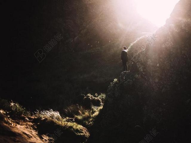 运动清新山中攀登的男子背景图片