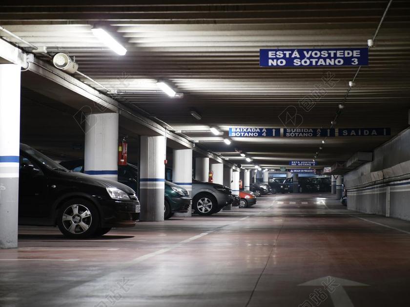 简约地下停车场背景图片