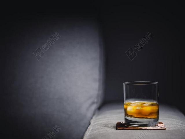 威士忌酒 酒精 喝 在岩石上 玻璃 玻璃 冰的多维数据集