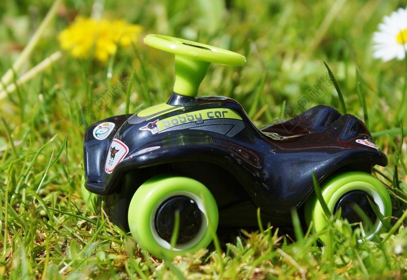 玩具唯美花园里的小汽车背景图片