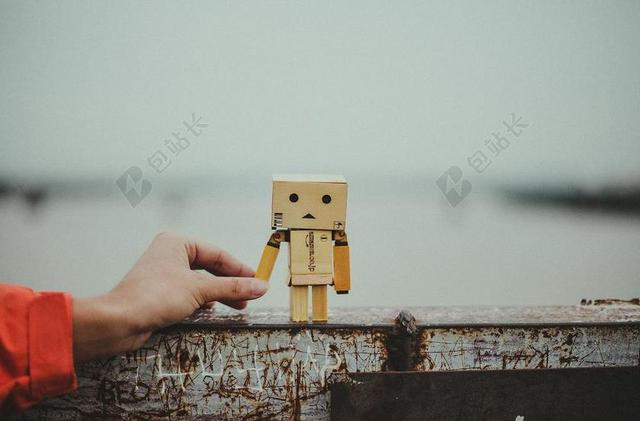 广告时尚木头公仔背景图片