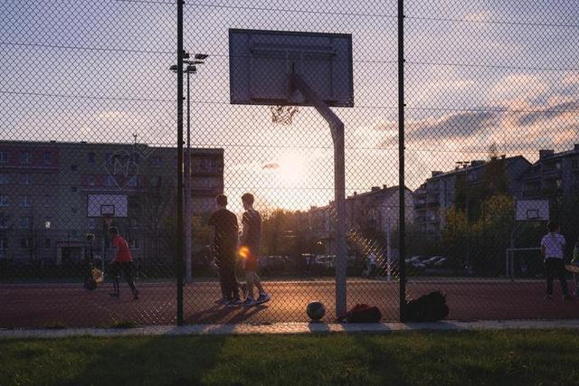 摄影自然户外夕阳下打篮球背景图片