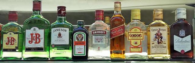 保费 饮料 选择 酒吧 设置 威士忌 威士忌酒 伏特加