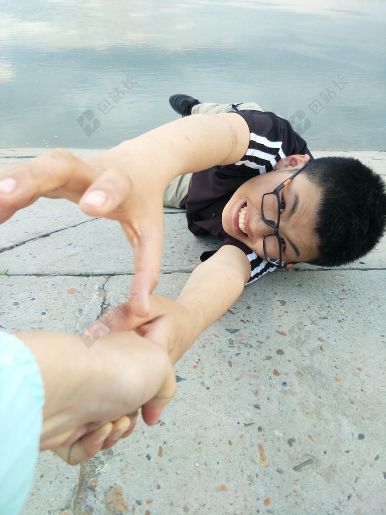 危险 悬崖 落崖 创意 照片 抓 救赎 生活 娱乐 开心