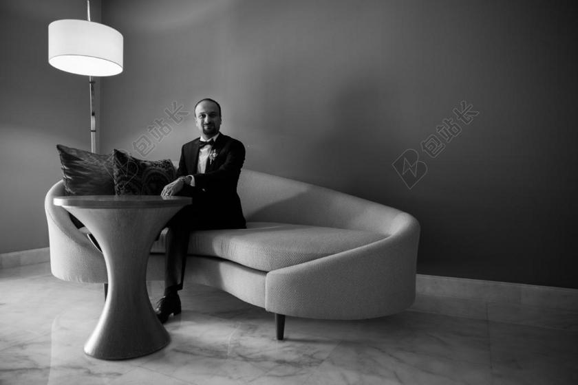 室内 黑色和白色 沙发 表 家具 设计 灯罩 地板 墙