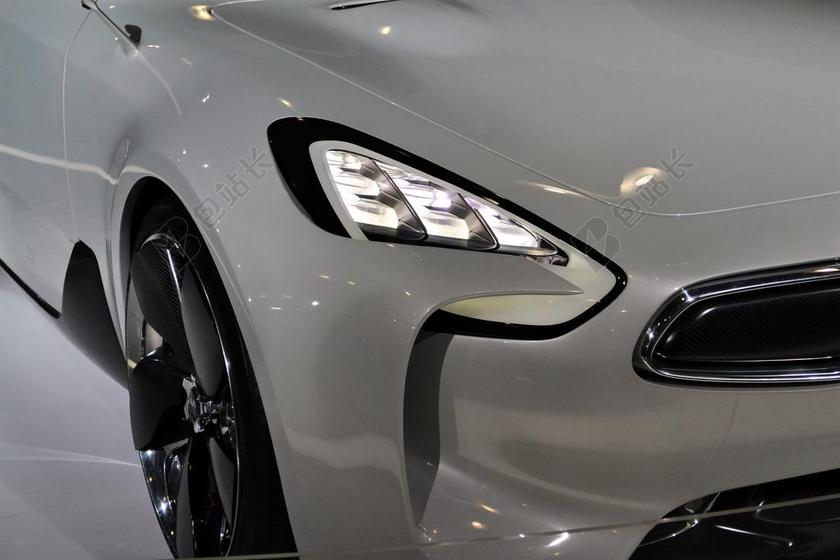 起亚汽车 前灯 头灯 烤架 轮胎 胡德 爬 白 白车 车