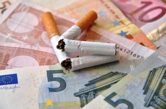 金融商务货币上的香烟背景图片