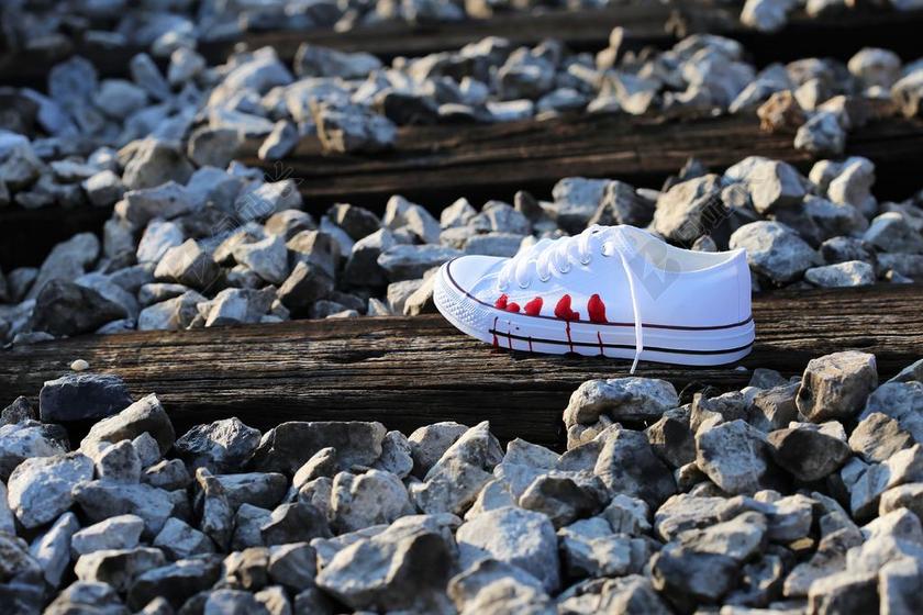 停止青少年自杀的 血腥运动鞋上火车 记住孩子们和青少年