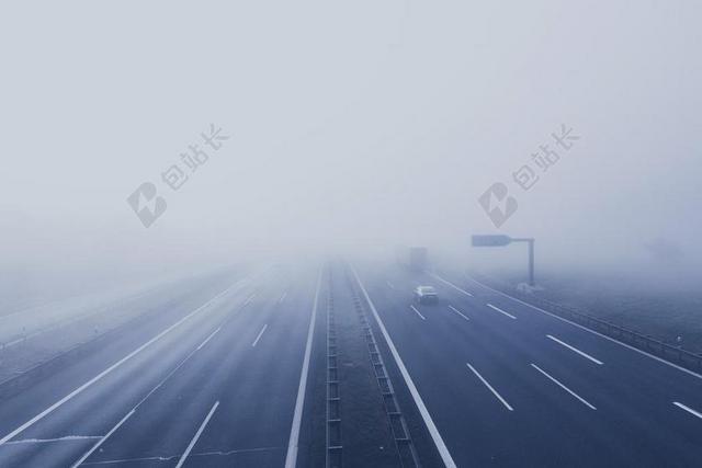 高速公路 雾 车辆 路 车道 车 路径 旅行 天空 黑暗