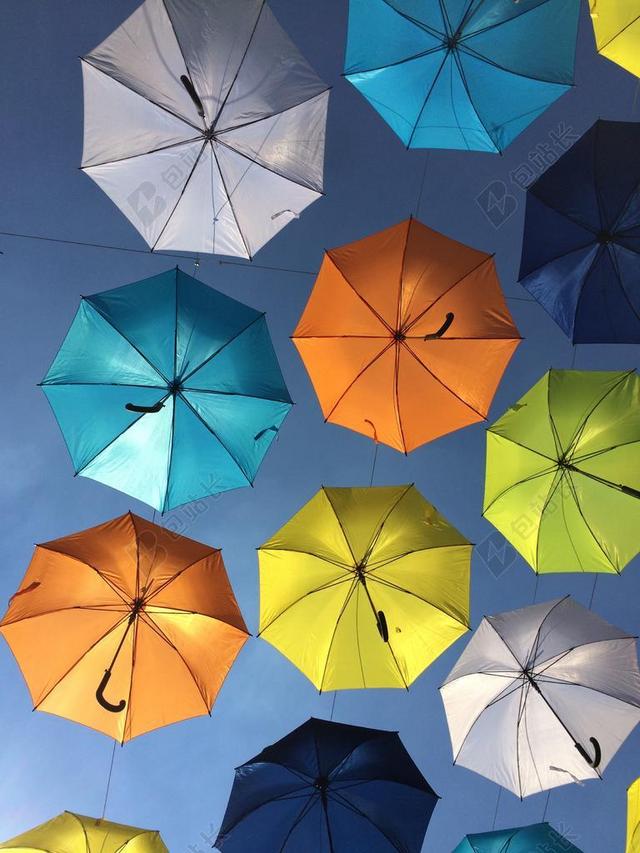 五颜六色的雨伞 悬浮在空中 蓝色 橙色 黄色