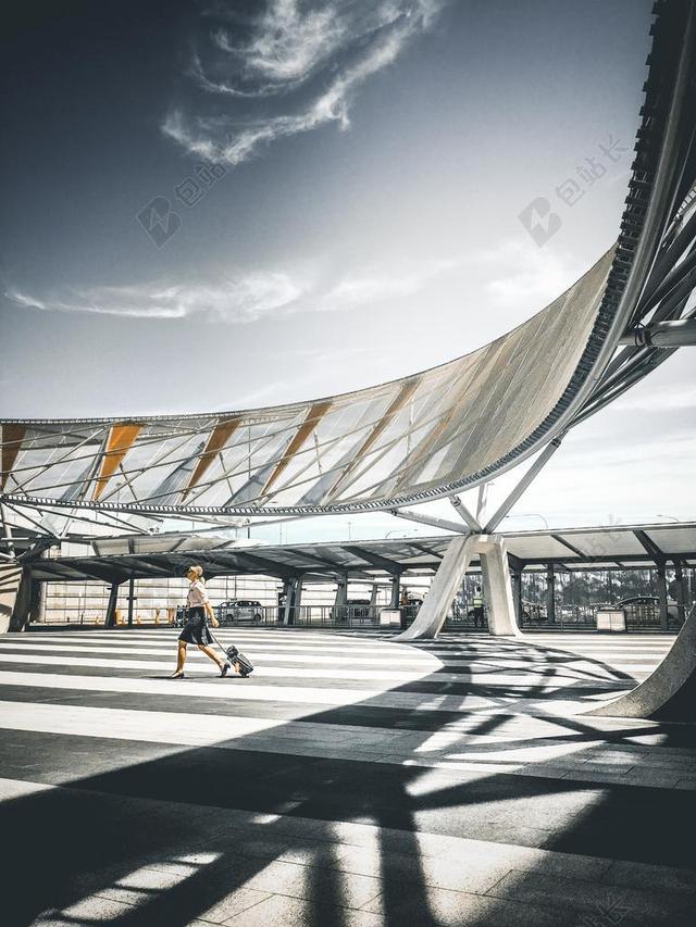 旅游清新带着行李箱徒步背景图片