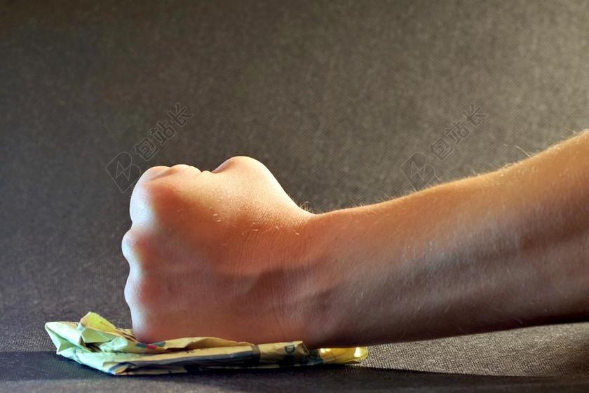 自然愤怒拳打背景图片