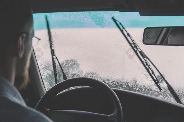 车 挡风玻璃 驾驶 雨 雨刷 家伙 男子 人 方向盘
