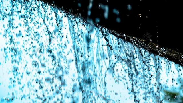 倾盆大雨 雨 湿 水 滴水滴 一滴 水的流 流动的水 水溅起